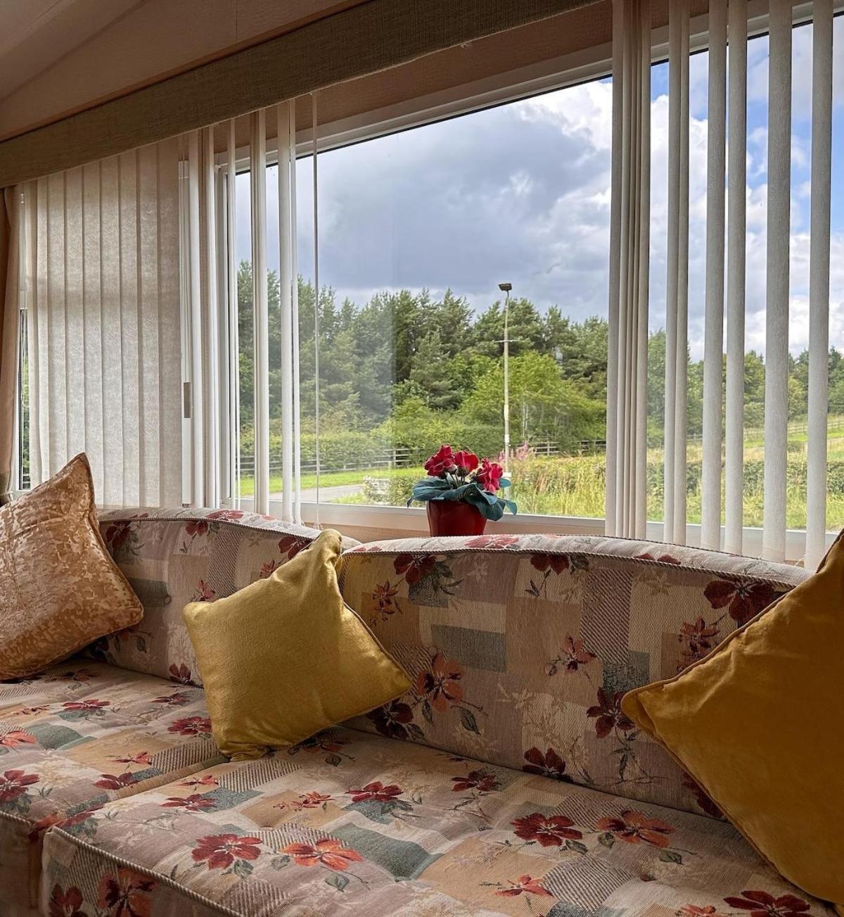 4-Bedroom Cosalt Caravan In Uddingston, Glasgow Dış mekan fotoğraf